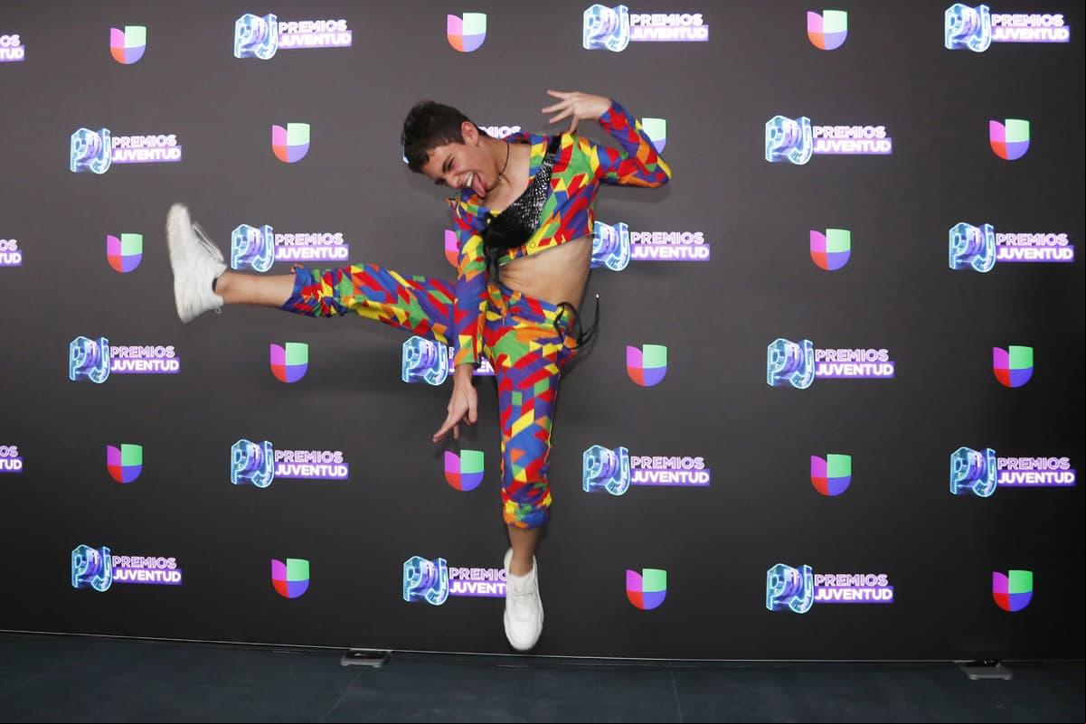 Además de su trabajo como actor, otro elemento que ha llamado la atención de Joaquín es su estilo, ya que se ha caracterizado por usar prendas coloridas, además de presumir parte de su abdomen con ‘crop-tops’, como el que usó en la alfombra roja de los ‘Premios Juventud’ este año.