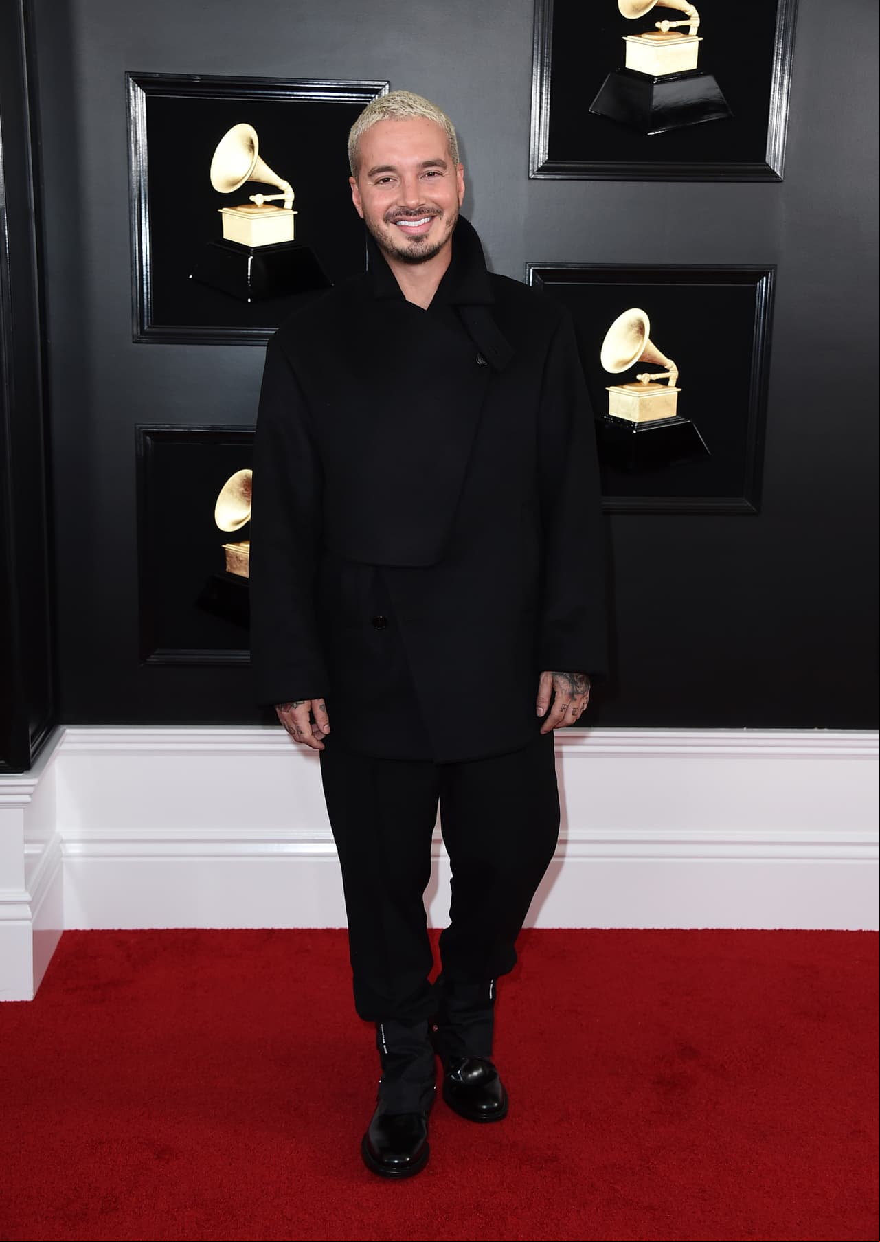 J Balvin dejó atrás su lado más extravagante y optó por portar un abrigo y pantalón negro
