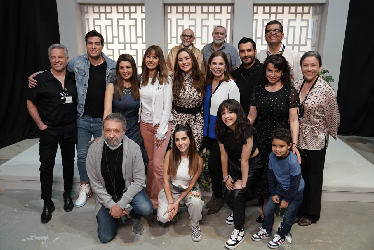 Al final, todo el elenco posó para la cámara de Las Estrellas invitando a no perderse esta gran historia a partir de julio de 2022.