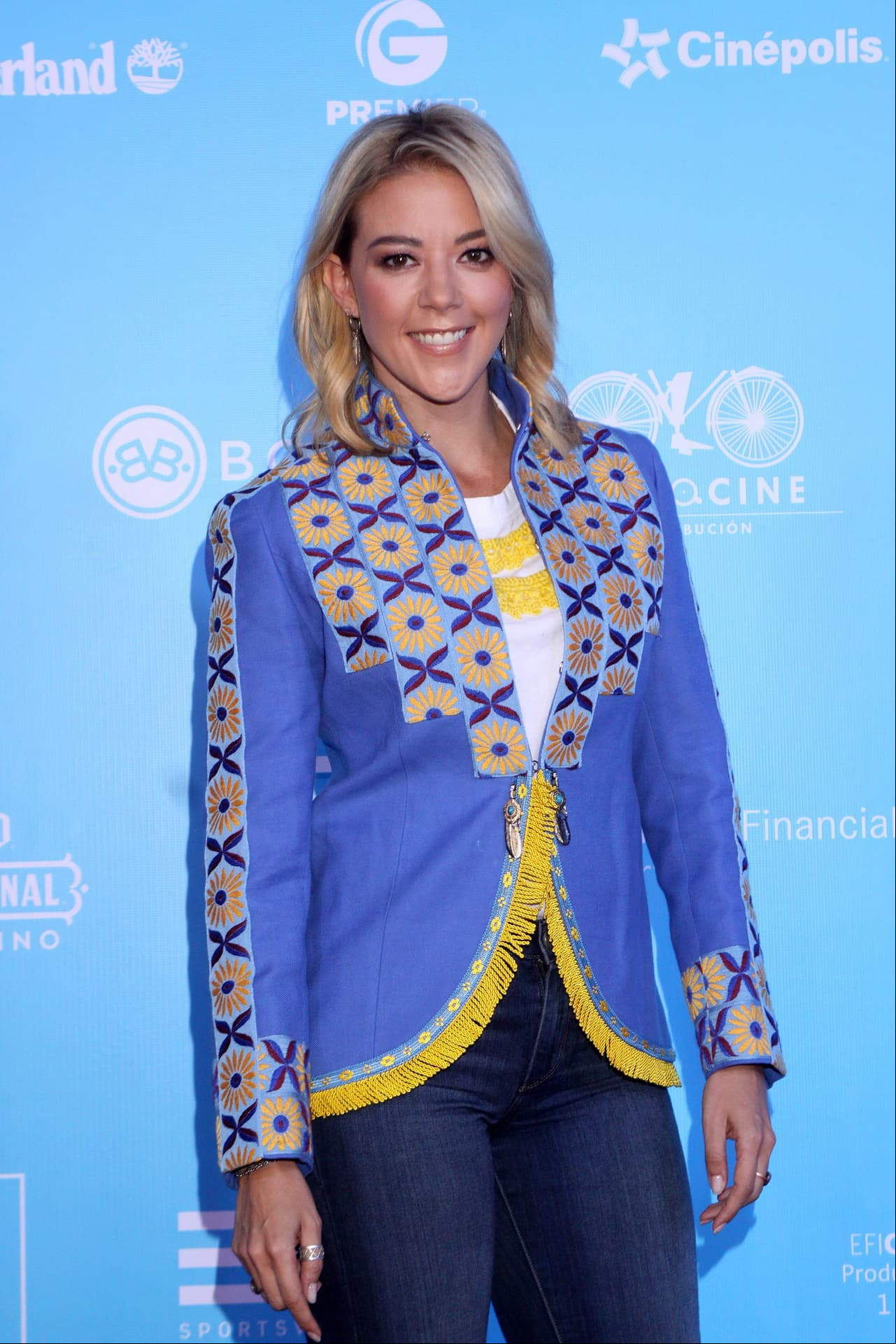 Fernanda Castillo ha sufrido drásticos cambios de look a lo largo de su carrera y es que para interpretar a ciertos personajes ha tenido que teñirse su melena en más de una ocasión. ¡Mira cómo se ha transformado la actriz a lo largo de los años, desde el color natural de su cabello y convertirse en pelirroja hasta rejuvenecer con su nuevo color!