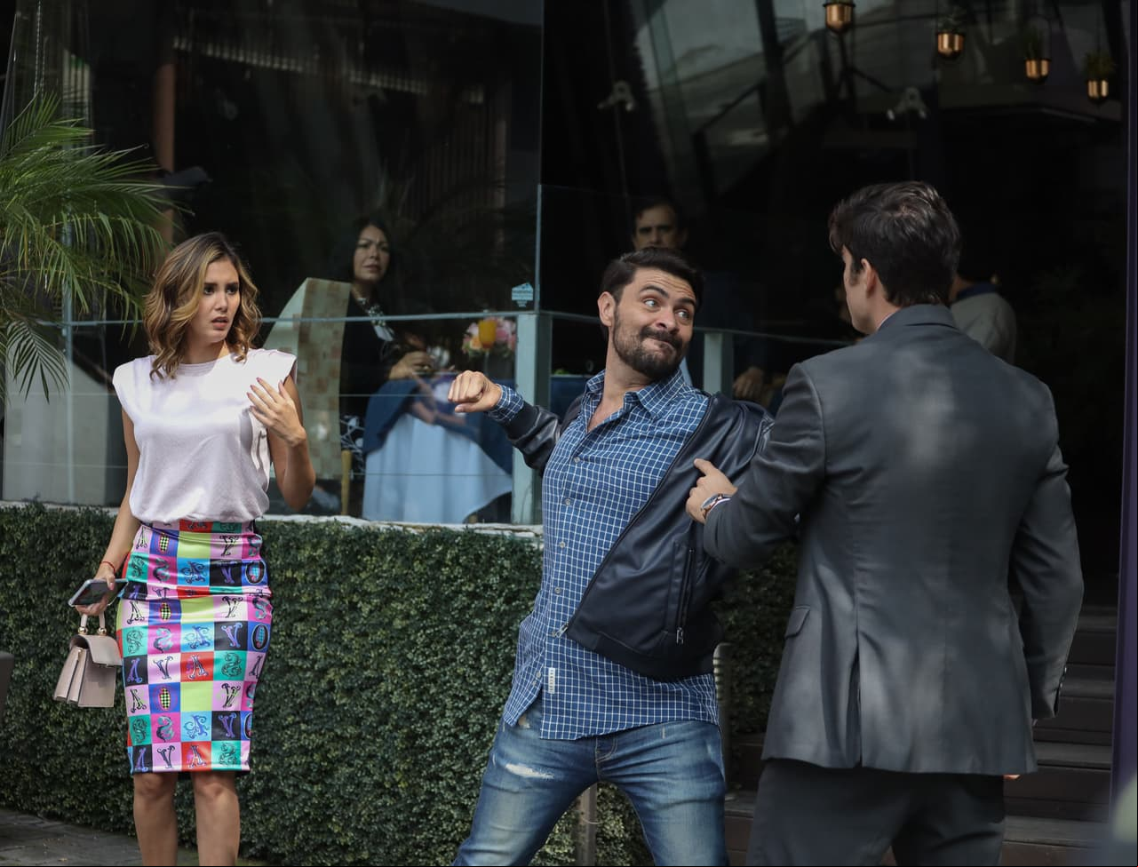 El hombre molesto por la presencia de 'Álvaro' lo golpea sin consideración.