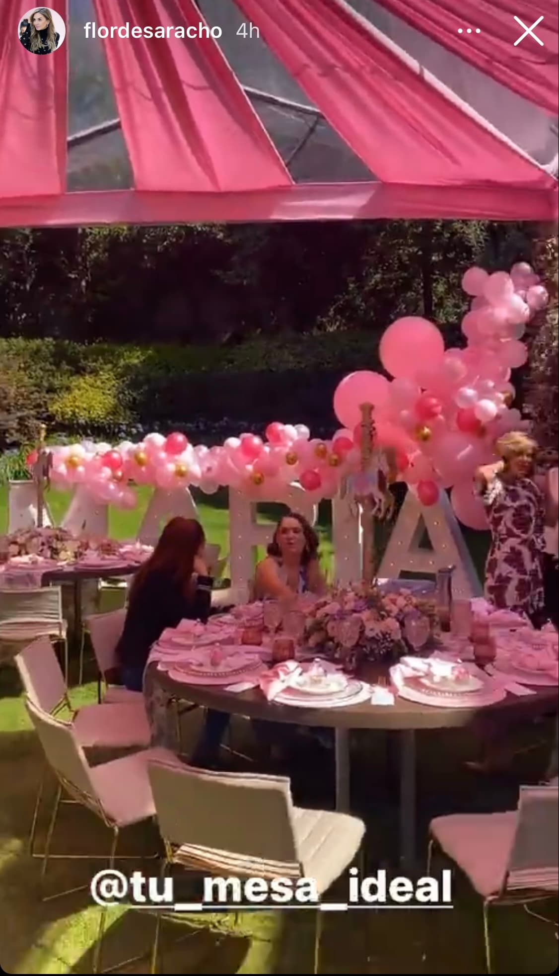 Otros detalles fueron los globos en color rosa y un enorme letrero de madera con el nombre de María, la nueva integrantes de la familia Aguirre De Saracho.
