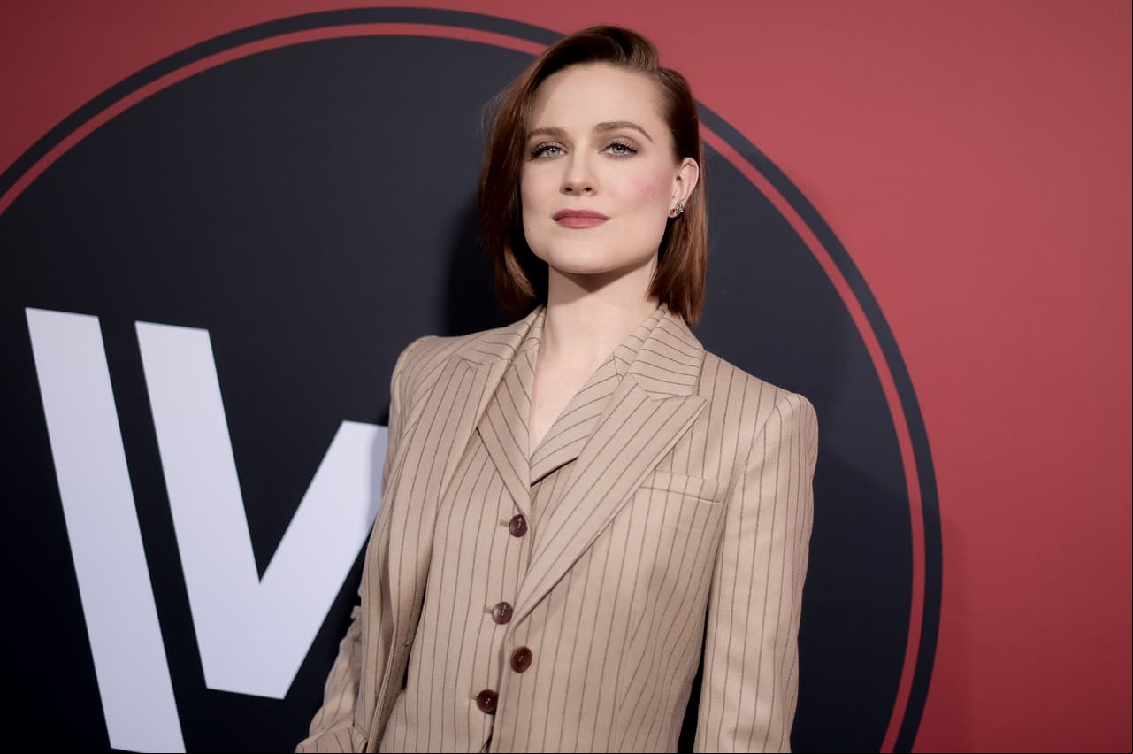 Evan Rachel Wood. Aceptó su bisexualidad en Twitter, donde detalló: "Soy bisexual y siempre he bromeado sobre el hecho de que Miley me daba vibraciones gays".