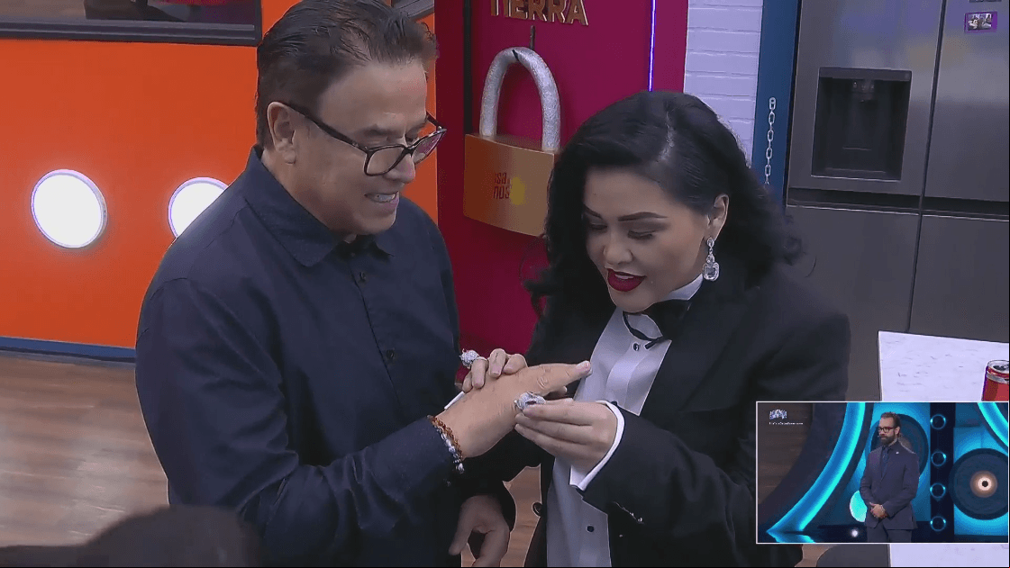 Gomita le regala un anillo a Mayito