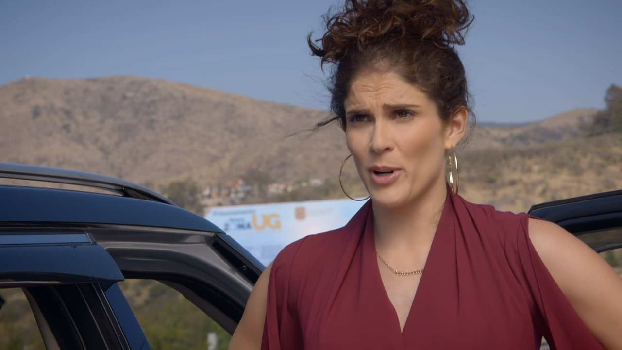 ¡Súper Regina en acción! Así cambia Eva Cedeño una llanta en ‘Qué le pasa a mi familia?’