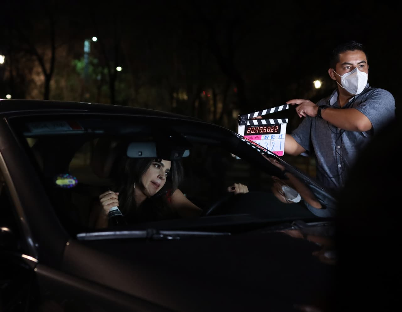 Aquí, la actriz se alista para la escena...