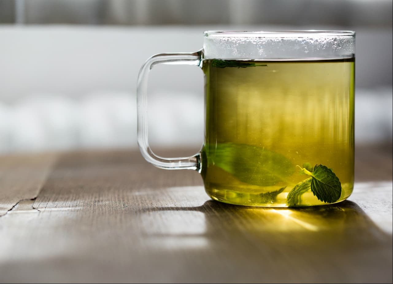 1. Té verde: Ayuda a combatir los radicales libres, responsables de romper las fibras de colágeno.