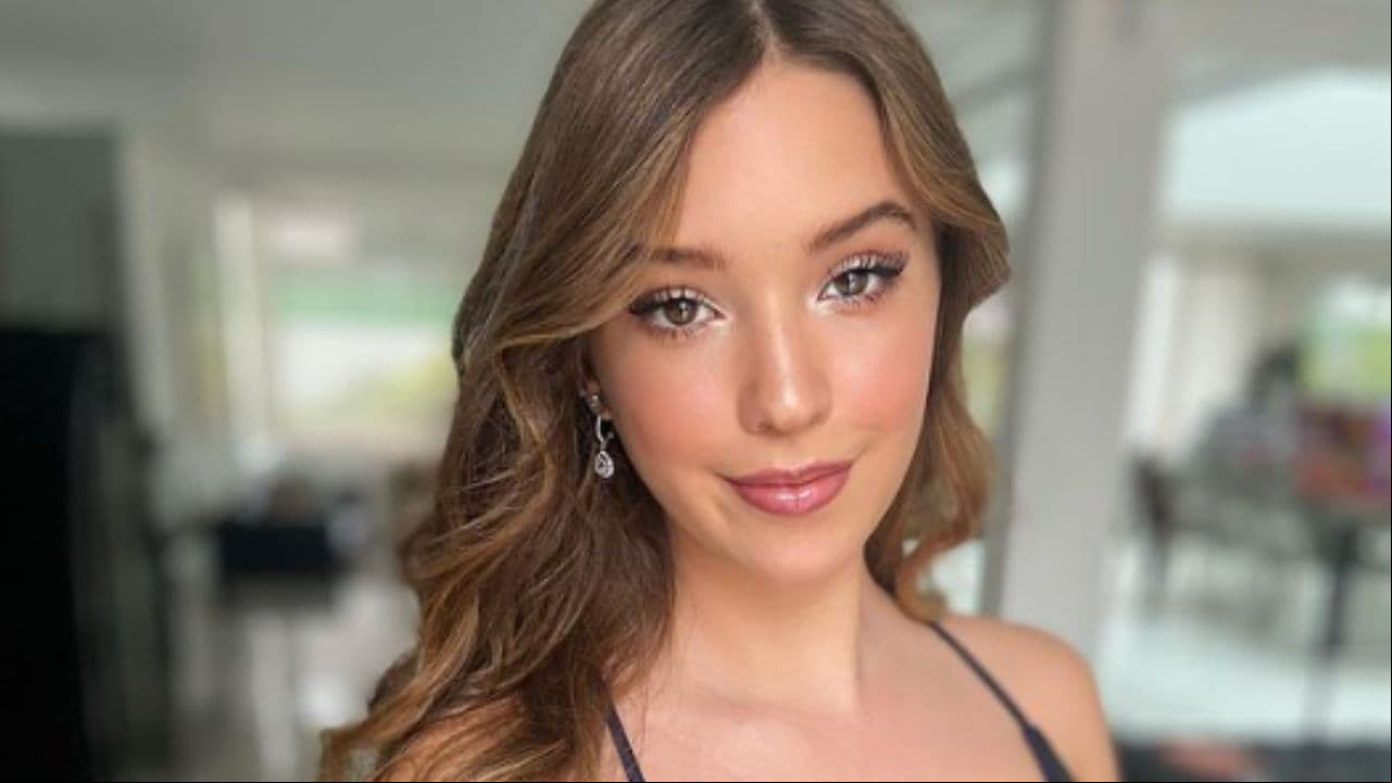 Mía Rubín posa como modelo profesional en impactante vestido rojo