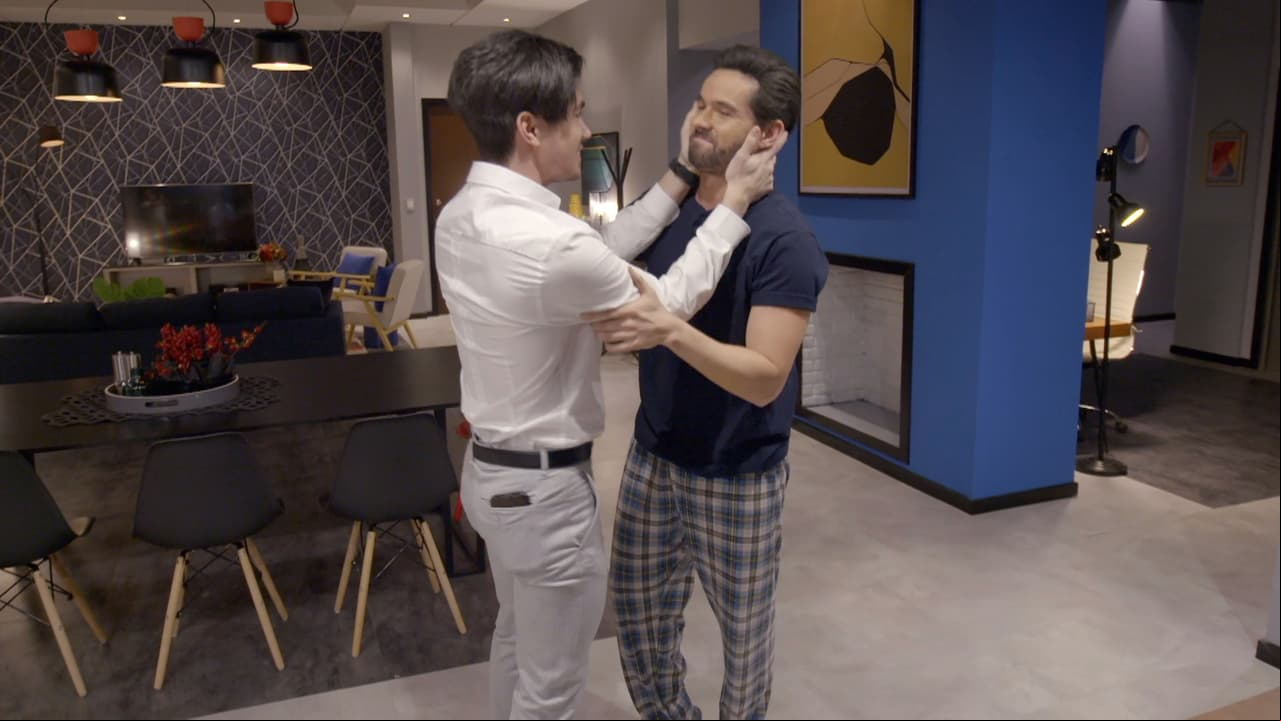 Ambos viven muy felices en su departamento hasta que un día reciben la visita de un inesperado invitado.