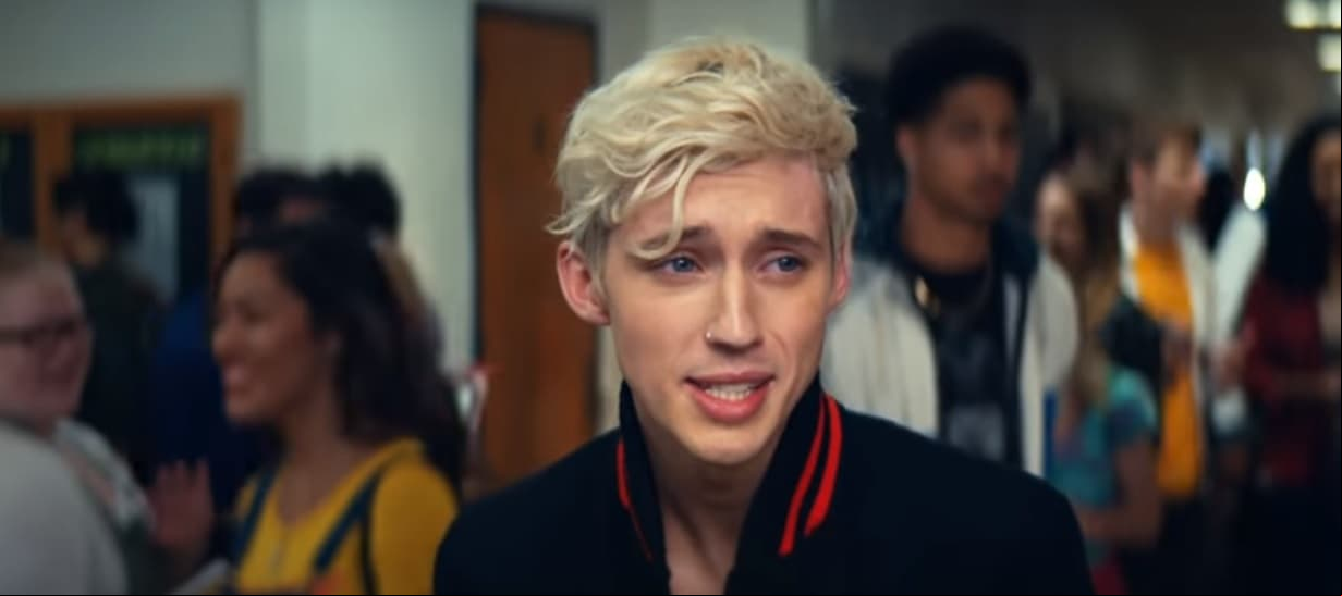 El cantante Troy Silvan—con quien Ariana Grande colaboró en 'Dance to this'— también participa en el clip musical