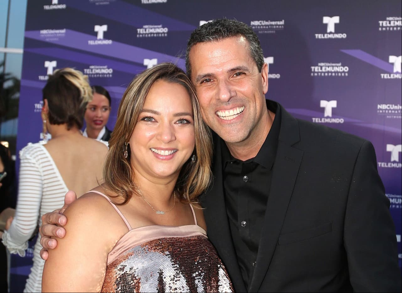 ADAMARI LÓPEZ Y MARCO ANTONIO REGIL: Hace poco más de 20 años que sostuvieron una relación, la cual terminó por los celos del conductor ya que no “soportaba” cómo su chica besaba a otros hombres debido a su trabajo como actriz. “Oye, yo sé que esta es tu carrera, es obvio, sería tonto que yo pidiera que no lo hicieras, pero no puedo”, reveló Regil hace dos años cuando que se reencontró con Adamari en el programa matutino Un nuevo día de Telemundo. Actualmente se llevan muy bien y recuerdan con cariño esta relación.