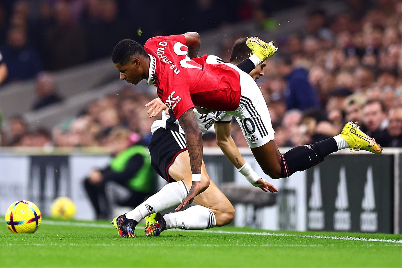 El argentino Alejandro Garnacho marcó el gol del triunfo para Manchester United en su visita al Fulham; Unai Emery suma victorias al frente del Aston Villa ante el Brighton.