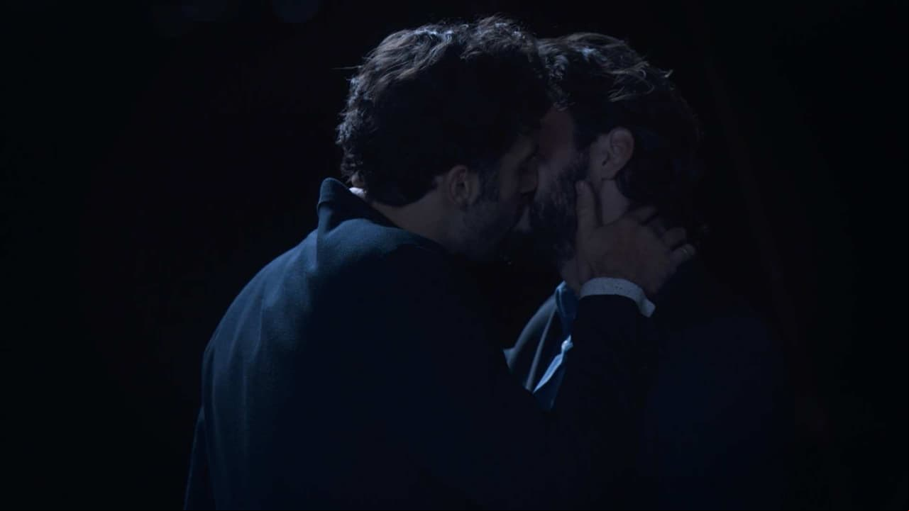 Alejandro y Miguel se besan; ¡Leonora los cacha!