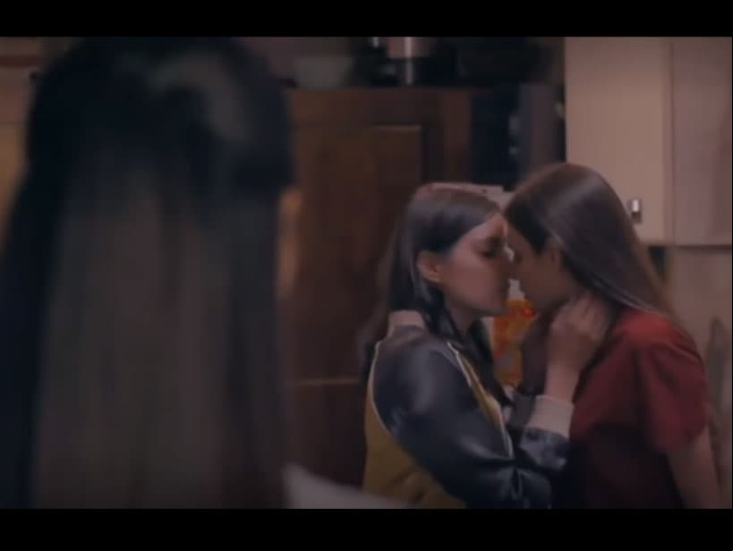 Debido a las circunstancias, las chicas trataron de alejarse, pero el amor que sienten las vuelve a unir y se dan otro beso, momento que interrumpió ‘Lupita’, abruptamente.