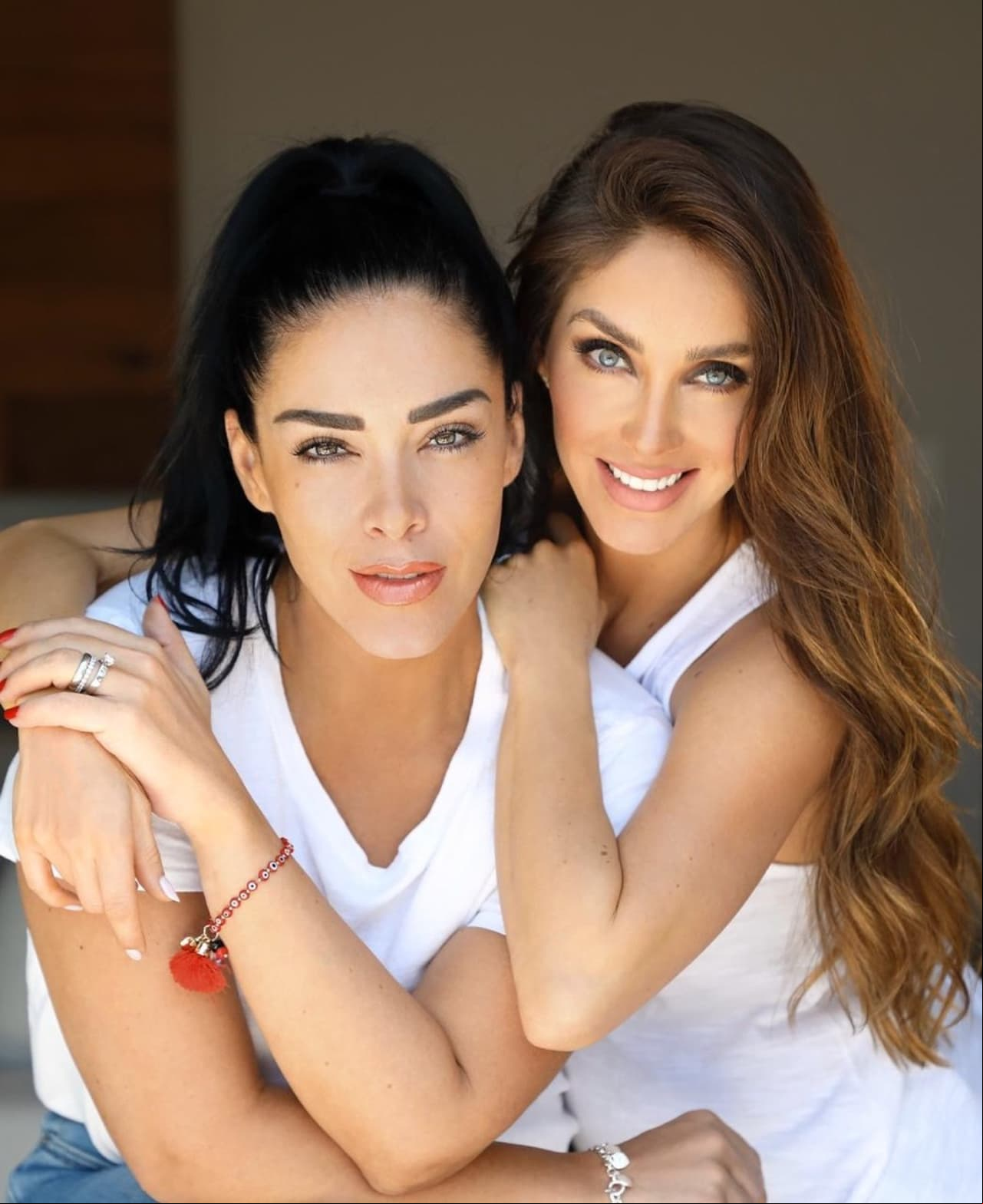 Anahí no solo tiene en su sobrina Ana Pau a una doble, también en su hermana Marichelo, quien siempre ha sido comparada con la exRBD por el gran parecido físico que tienen.
