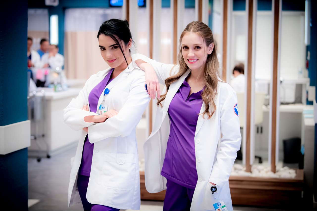 Tania y Pamela ahora ya son residentes 2, así que le dieron la bienvenida a los nuevos residentes.