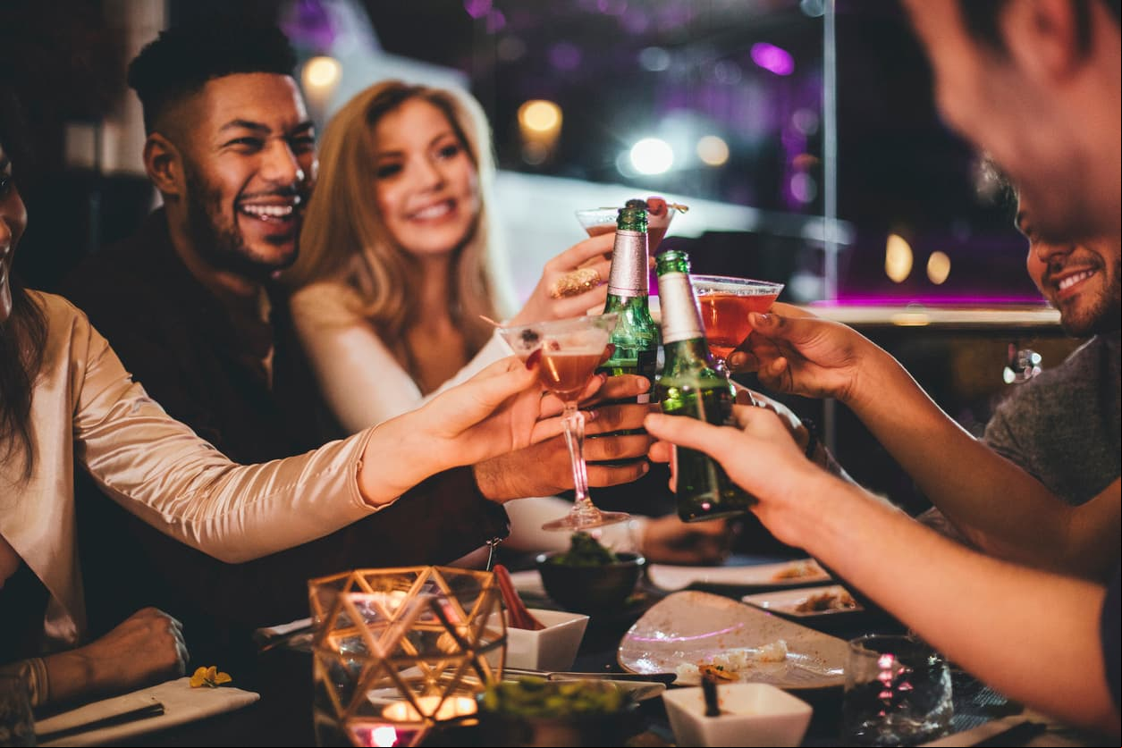 Cuatro tips indispensables por si vas al bar con tus amigos