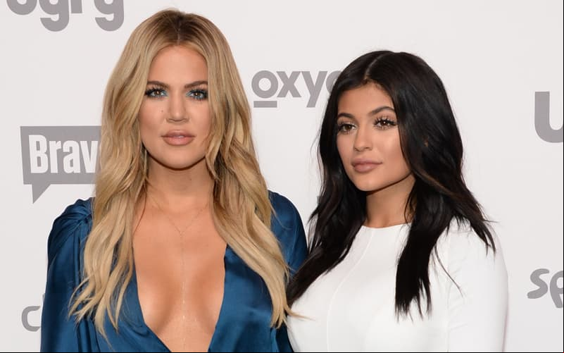 Khloé Kardashian y Kylie Jenner posan embarazadas