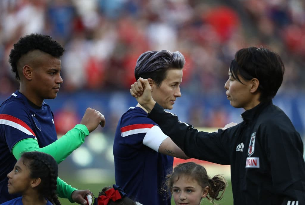 Saludo entre Estados Unidos y Japón durante la copa ‘She Believes’.