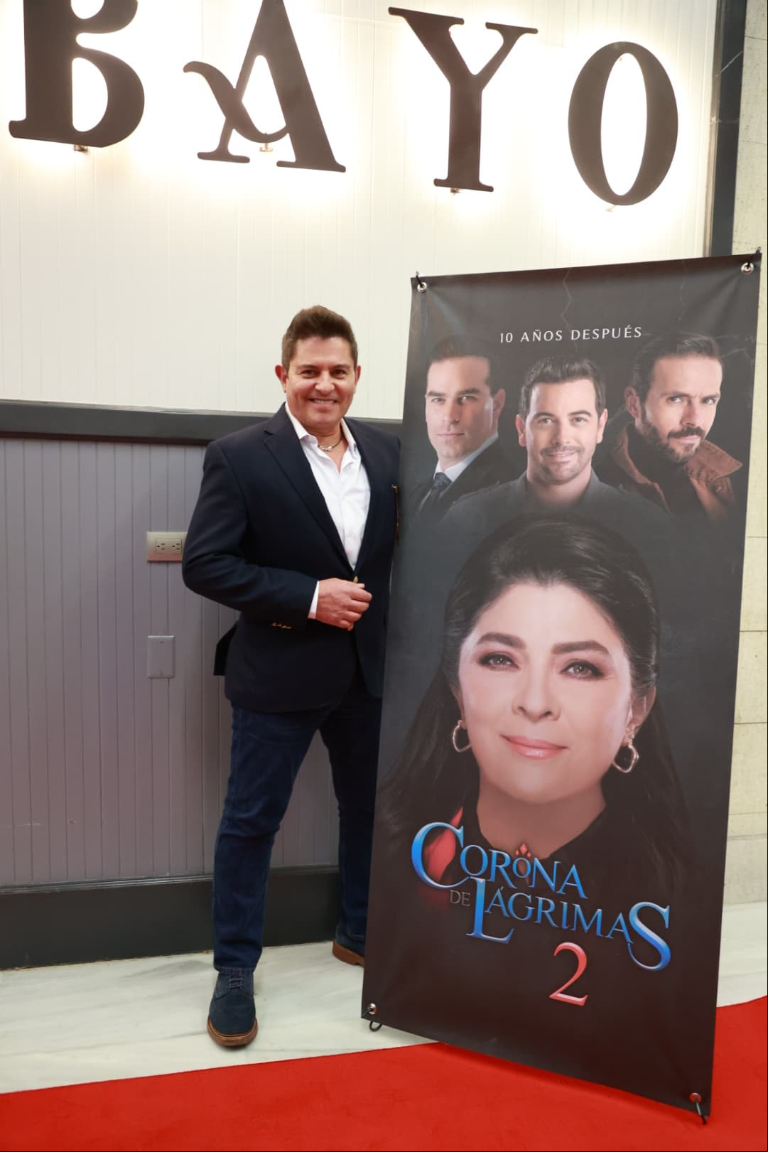 El elenco de la telenovela 'Corona de Lágrimas 2' se reunió este viernes para disfrutar del gran final del melodrama, en el que Ernesto Laguardia no paró de hacerle la vida imposible a la familia Chavero.