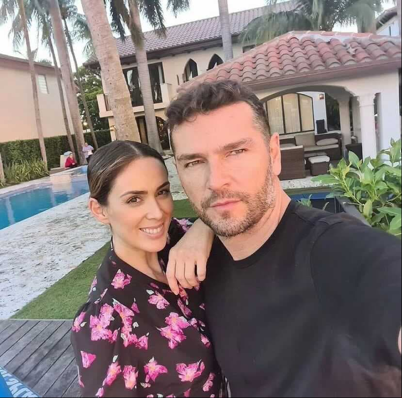 Jacky Bracamontes y Martín Fuentes tienen una casa de ensueño en Miami, Florida. La pareja ha compartido en sus redes sociales algunas postales en las que aparece disfrutando cada uno de los espacios de su hogar, junto a sus cinco hijas.
<br>