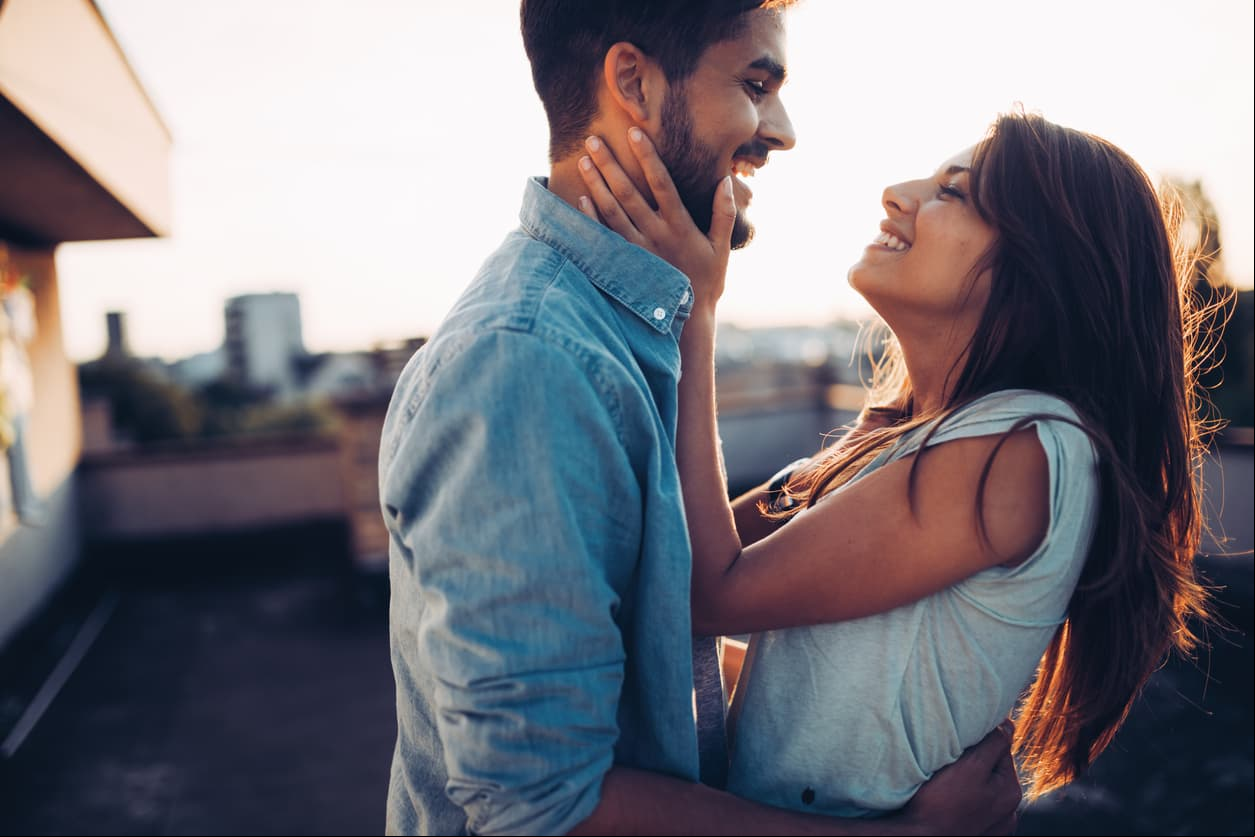 Aries. Tu pasión no está peleada con el romance. Así que mientras eres una fiera entre las sábanas, fuera de ellas te gusta dar y recibir mimos sin límite.