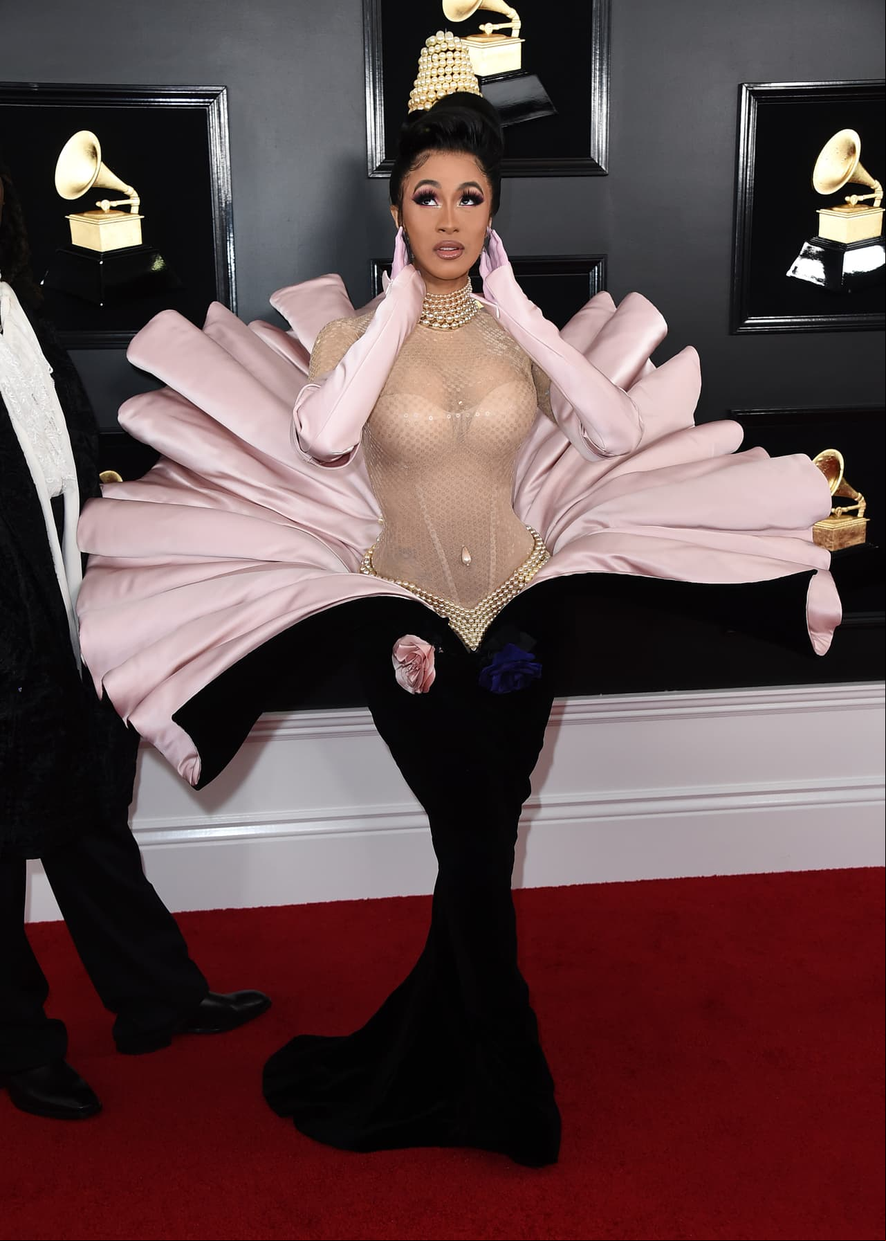 Cardi B fue una de las artistas que más llamó la atención en la alfombra roja del Grammy por su vestido en forma ¿de flor?