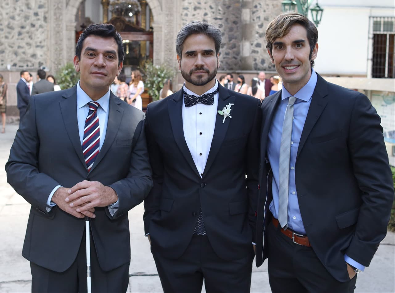 El novio posó juntos a sus dos grandes amigos: 'Vicente' y 'Gocha'.