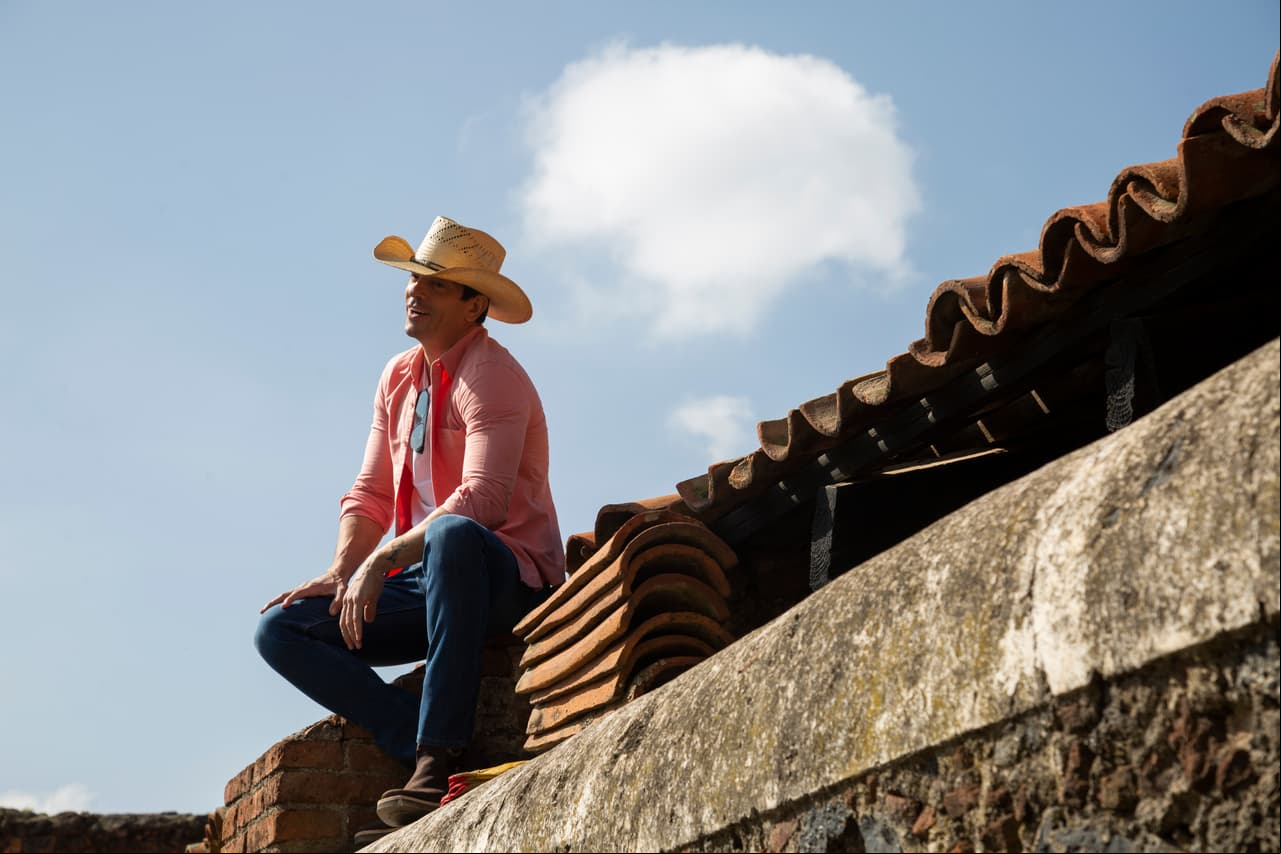 Pero el hombre al que vio en el tejado no era 'Rafael' (José Ron), sino 'Santiago' (Yahir), su esposo.