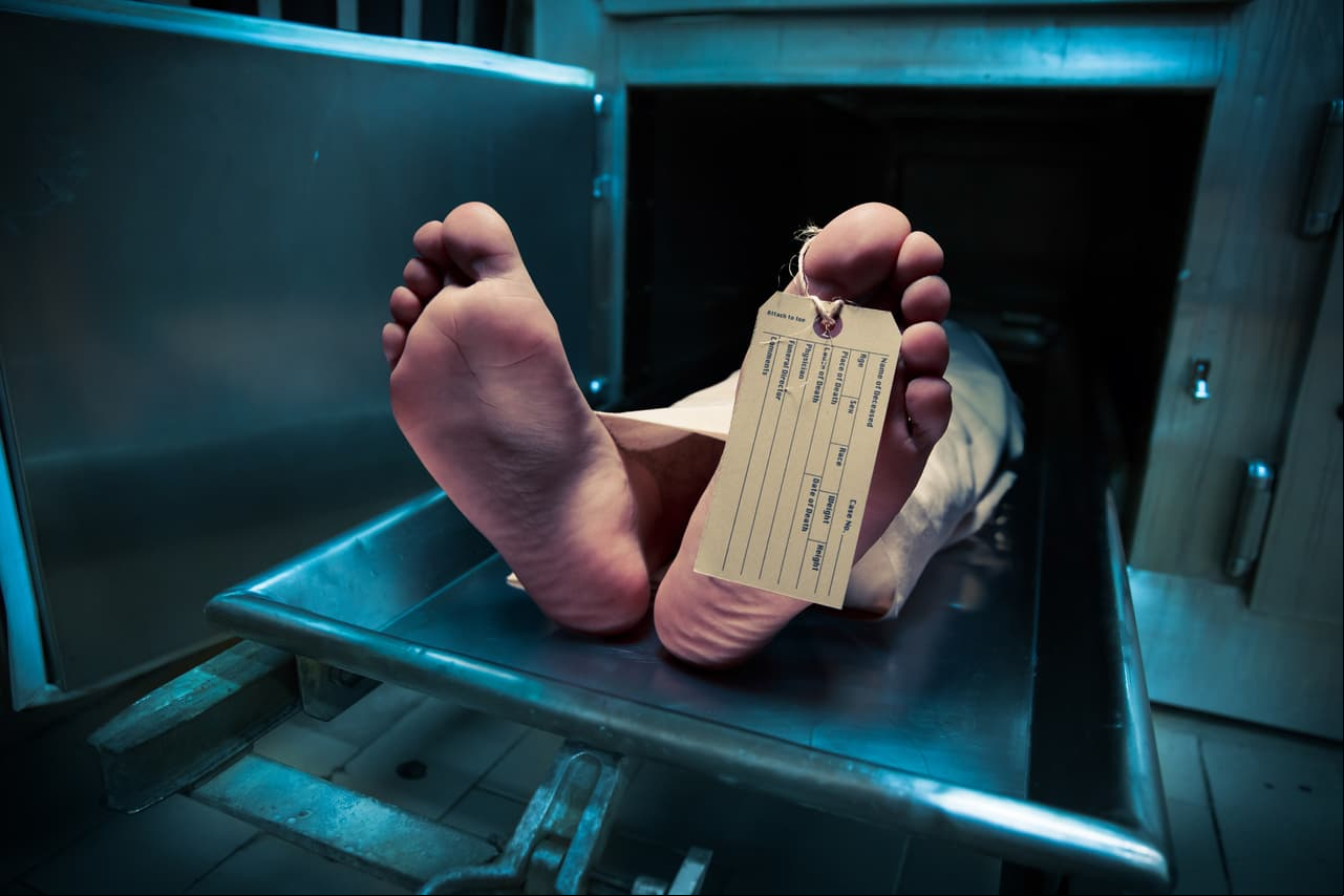 Hombre ‘revive’ en la morgue y regresa a la fiesta donde estaba
