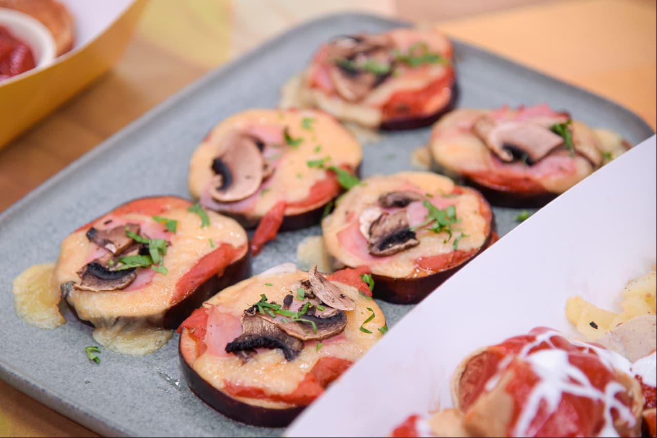 Pizzitas de berenjena, papas a la sa y salchitacos. Los jueces reconocieron su creatividad y sabor en cada uno de sus platillos. 
<br>
