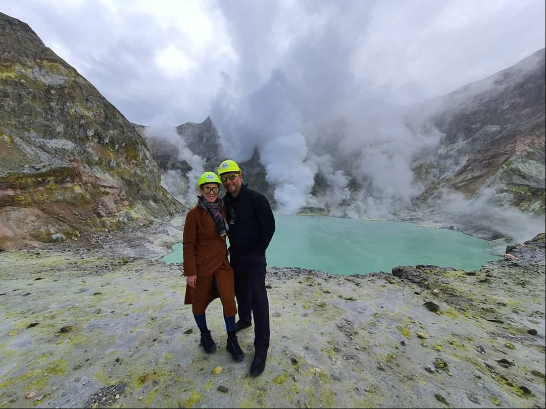 Además de visitar un volcán activo en la isla Whakaari/ White, por ello utilizaron un equipo de seguridad especial para su travesía.
