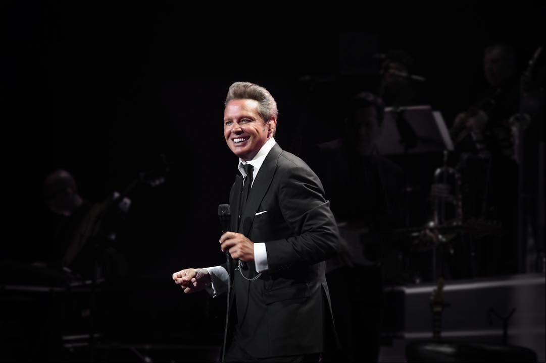 Luis Miguel desata críticas por consentir a niño en concierto; ¿y sus hijos?