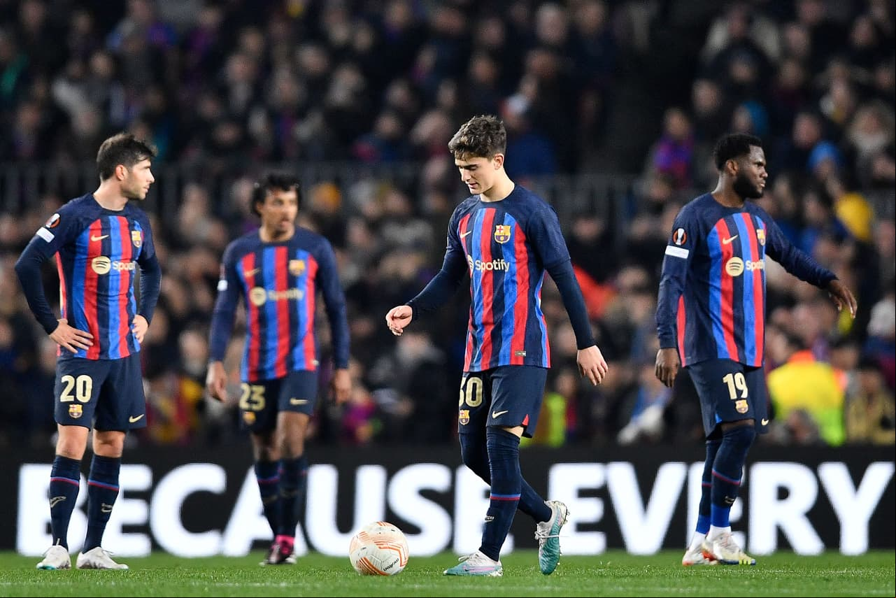 El Barcelona y el Manchester United empataron en la ida de los dieciseisavos de final de la Europa League; los goles culés fueron de Marcos Alonso y Rapinha y por los Devils marcaron Marcus Rashford y un autogol de Jules Koundé.