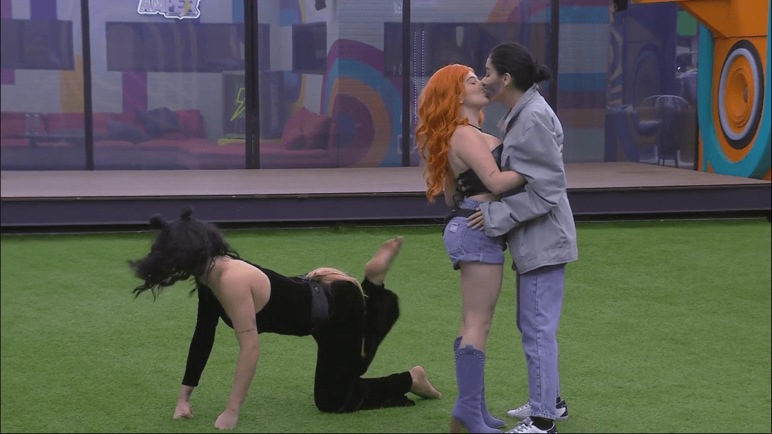 Briggitte y Karime se dan beso de telenovela