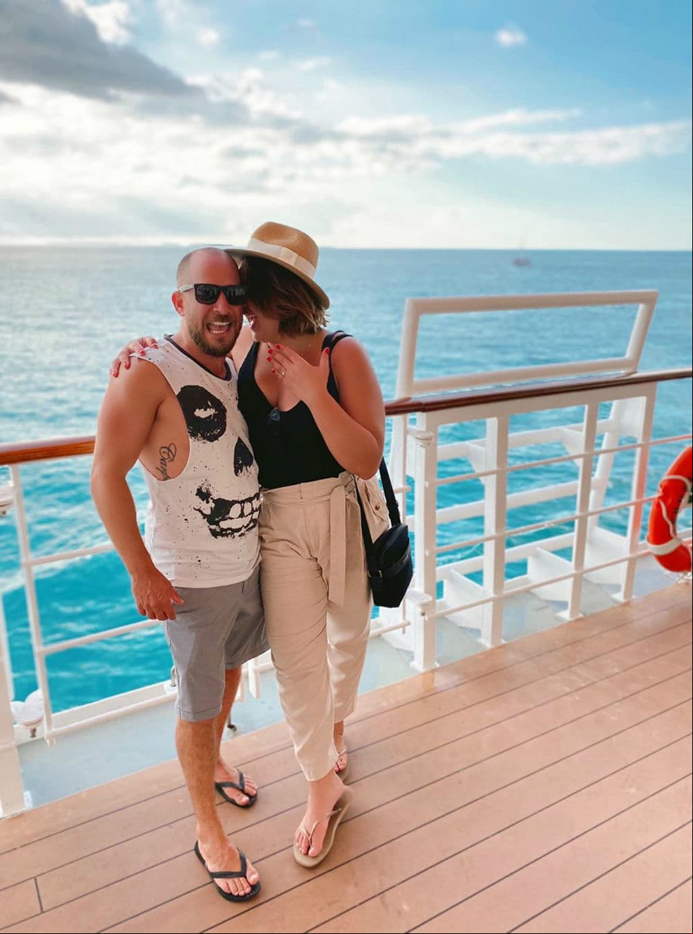 A través de su perfil oficial de Instagram, la actriz, de 32 años, escribió: “Como las aguas cubren el mar, tu amor me cubre… Dije que sí, y todo lo haría con él. Feliz de hacerlos parte de mi historia”. Aunque se desconoce la fecha exacta en la que iniciaron su relación, la primera vez que Estefanía se dejó ver con su novio fue en mayo pasado, cuando publicó su primera fotografía junto al galán.