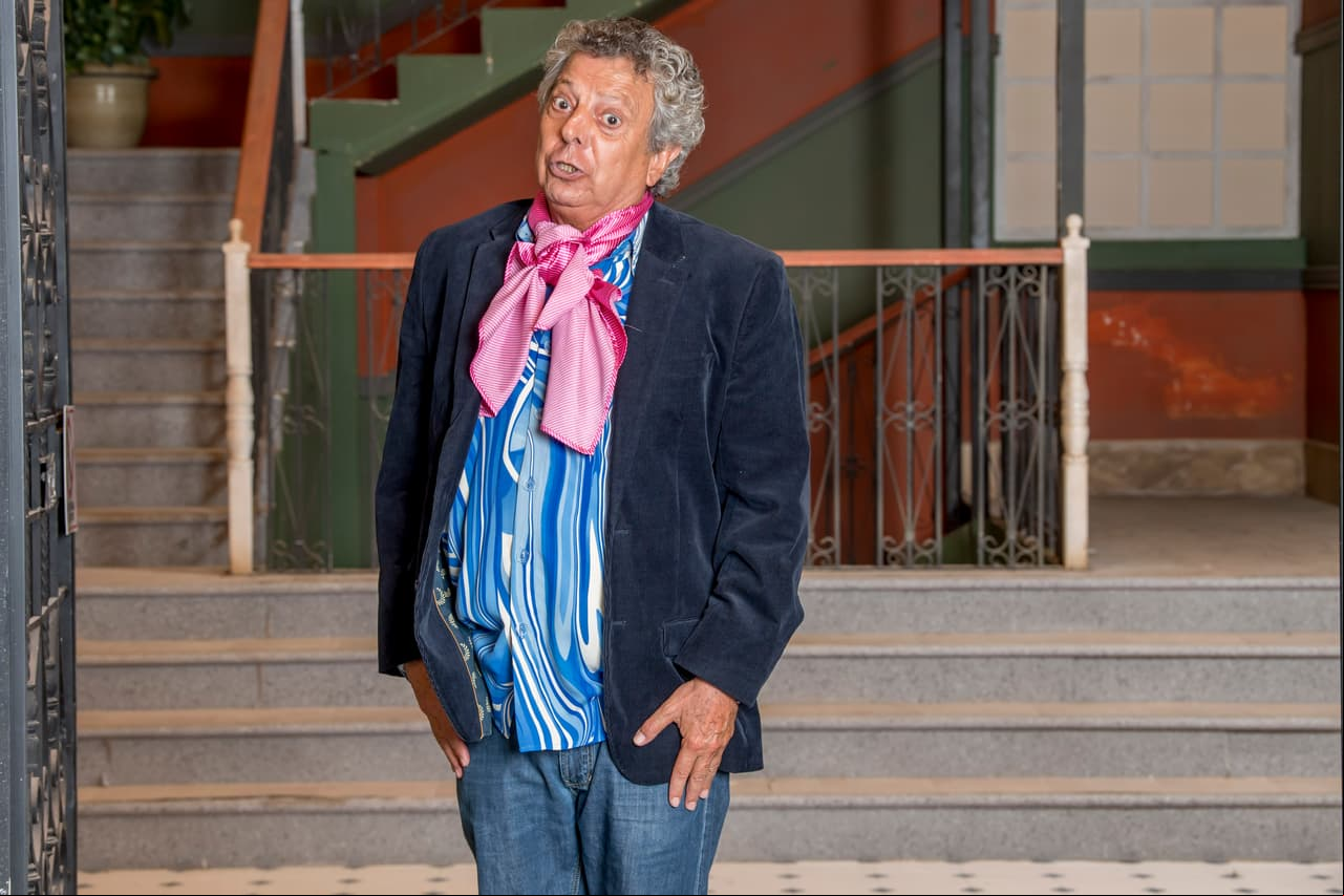'Frankie Rivers' estuvo ausente durante varios capítulos de la quinta y sexta temporadas, ya que en la historia, se separa de 'Lorena', pero al final regresa con su familia. Esto fue debido a que César Bono se encontraba grabando una telenovela en Miami mientras grababan 'Vecinos'.