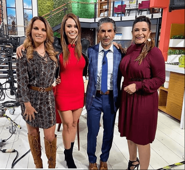 Asimismo, forma parte del 'Programa Hoy', donde tiene secciones dedicadas a exponer temas relacionados a los adolescentes. 'Escuchando a los jóvenes' es el nombre de su nueva sección al aire.