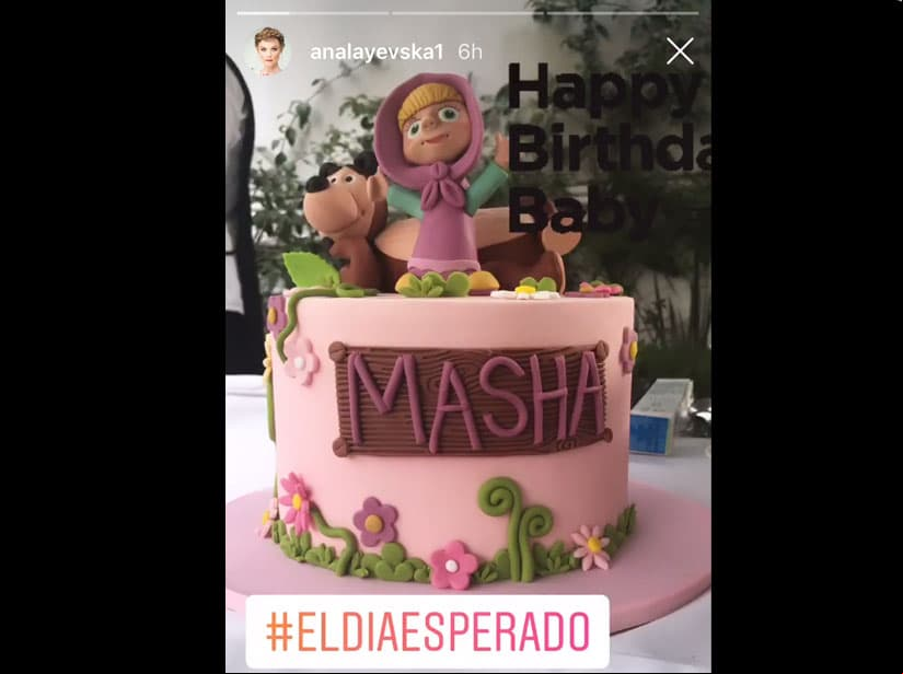 Ana subió el pastel de cumpleaños de Masha