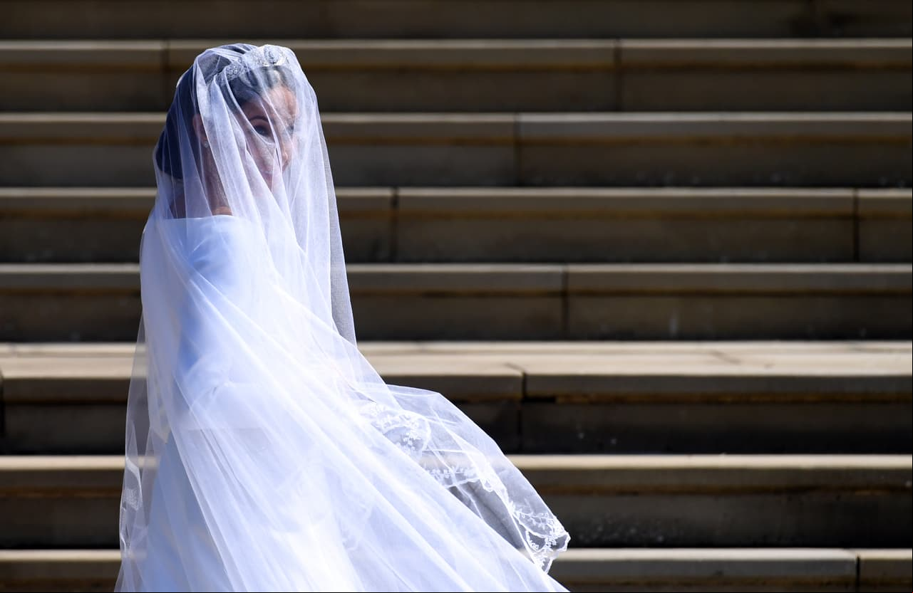 Meghan Markle lució un elegante y sencillo vestido de la diseñadora Clare Waight Keller