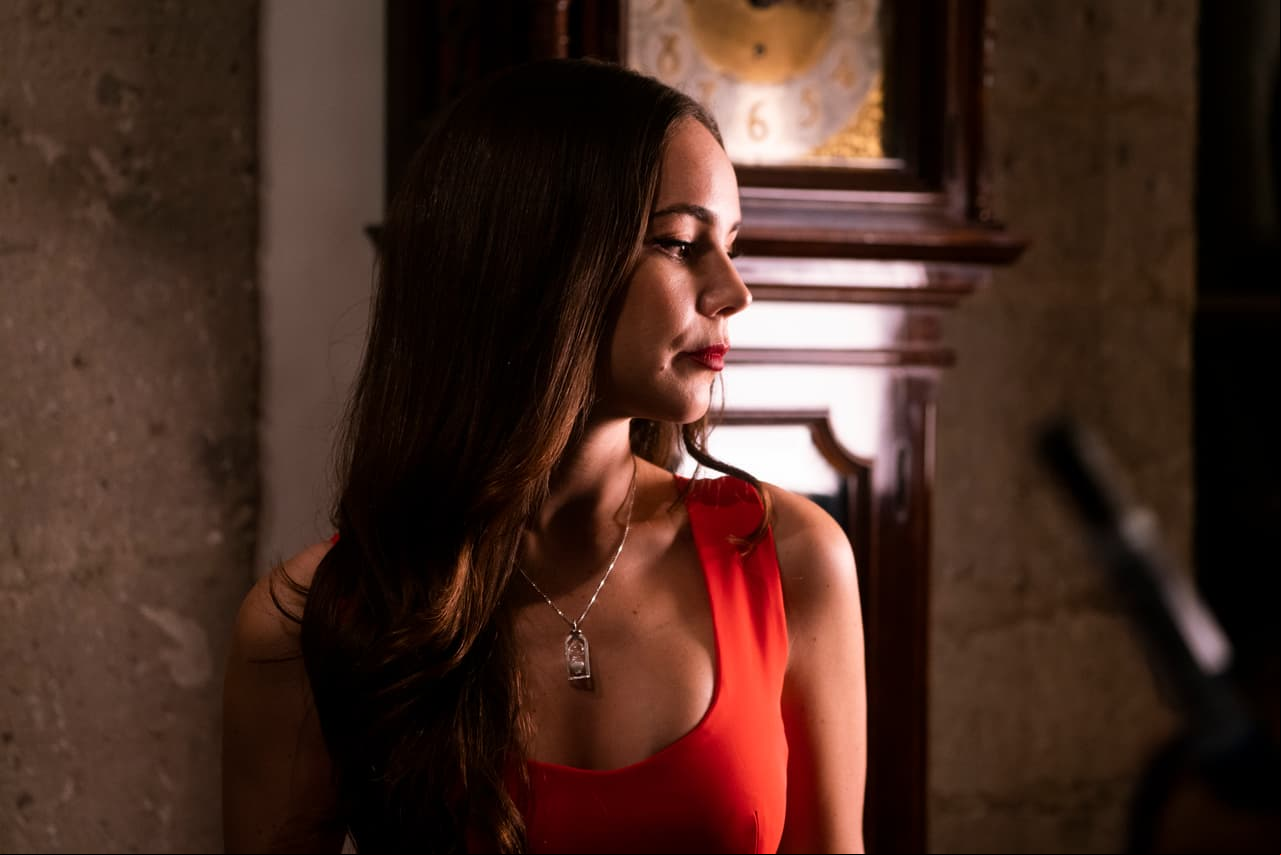 Guapísima Camila Sodi grabando una de las escenas de la trama.