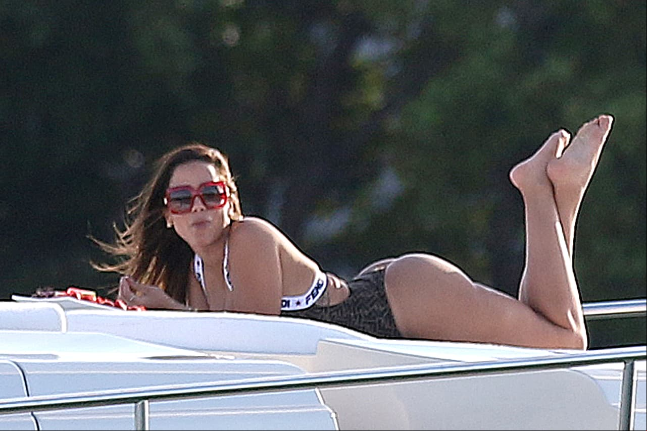 Checa cómo se la pasa bien Anitta, en compañía de Isabella Grutman, surcando las aguas de Miami