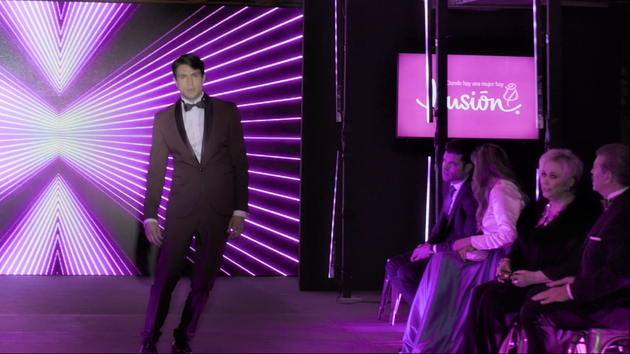 ¡Y se desmaya a la mitad de la pasarela!