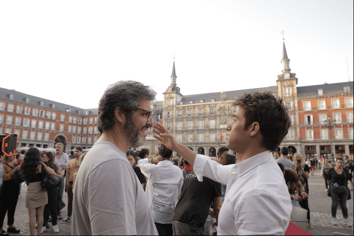Previo, el actor fue captado platicando con el productor Carlos Bardasano.
