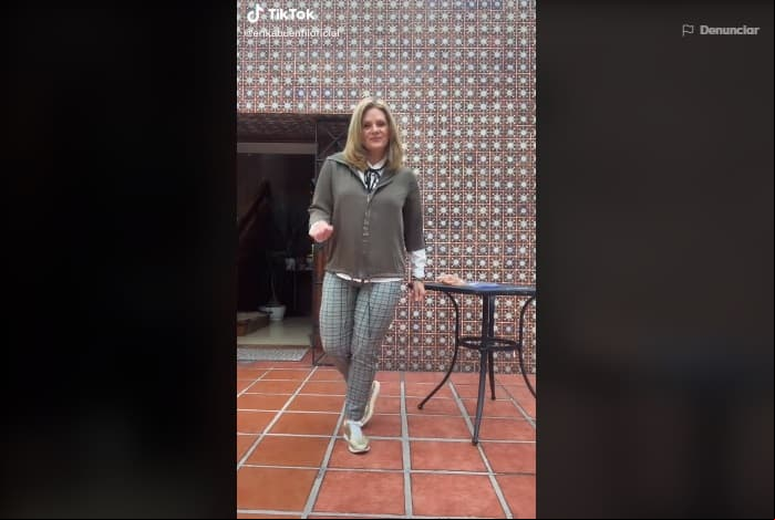 La casa cuenta con espacios al aire libre, en los que la actriz tiene una mesa para toma tomar café y disfrutar del sol.