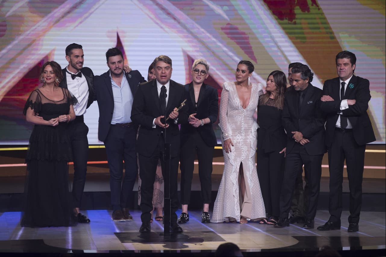 El productor Reynaldo López recibió la preciada estatuilla (FOTO: Televisa)