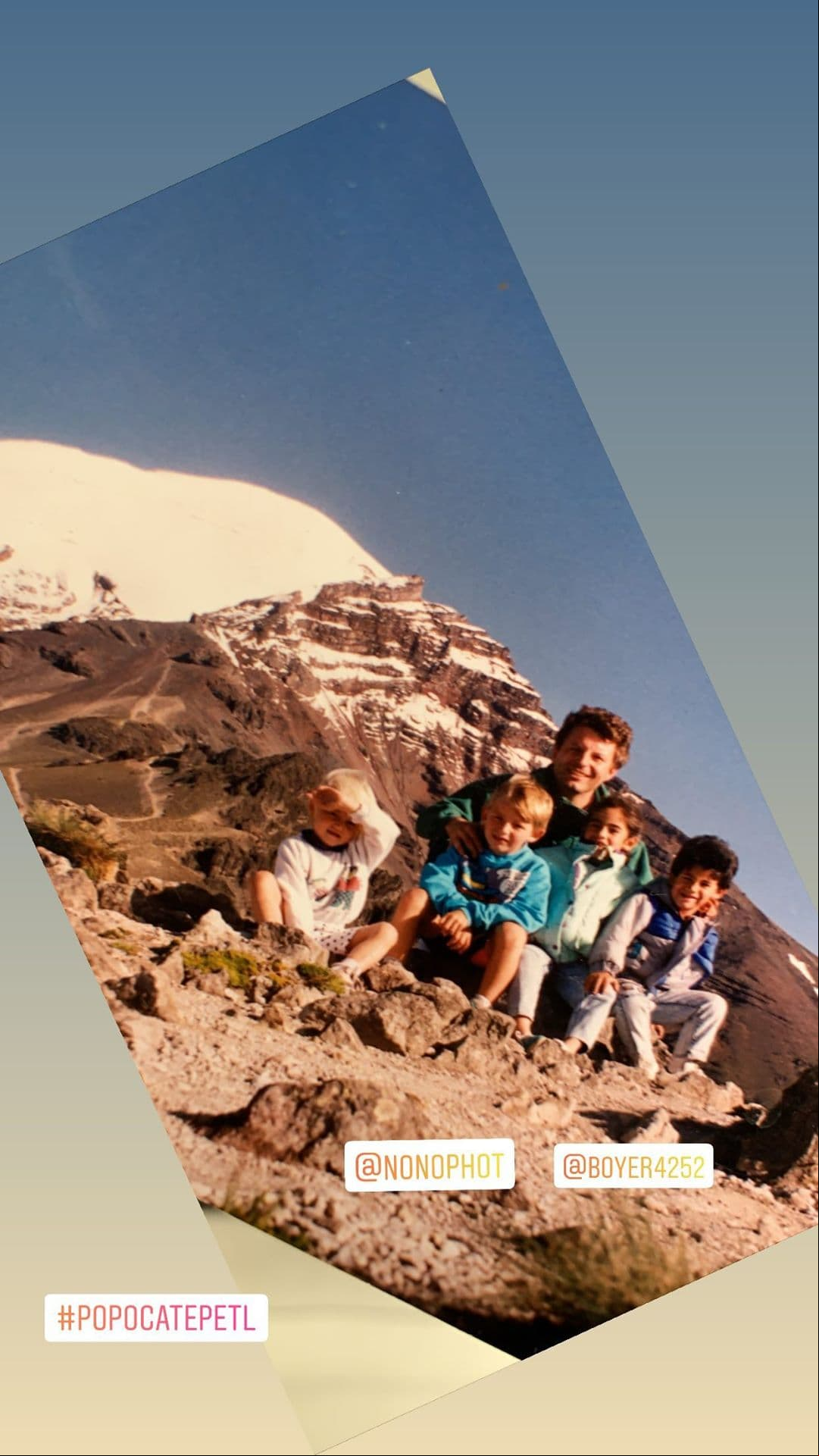 Además de las costumbres de México, la estrella de televisión de 32 años reconoce y disfruta de las bellezas naturales del país como el volcán Popocatépetl.
