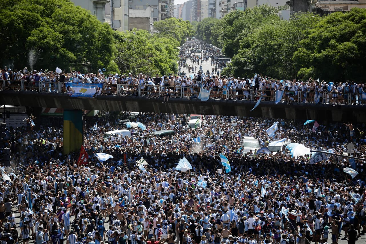 Festejos de la selección argentina en Buenos Aires tras ganar el Mundial Qatar 2022.