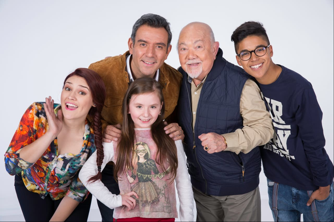 En la temporada 6, 'Pato' (Benny Emmanuel) llegó para ayudar a 'Marieta' ante la salida de 'Poncho'. 'Ramón' (Héctor Sandarti), hijo de 'Don Tomás' y padre de 'Isabel', llegó para reencontrarse y ayudar a su padre después de una crisis existencial. Además, conocieron a 'Lupita' (Fernanda Sasse), una niña que le encargaban a 'Marieta'.