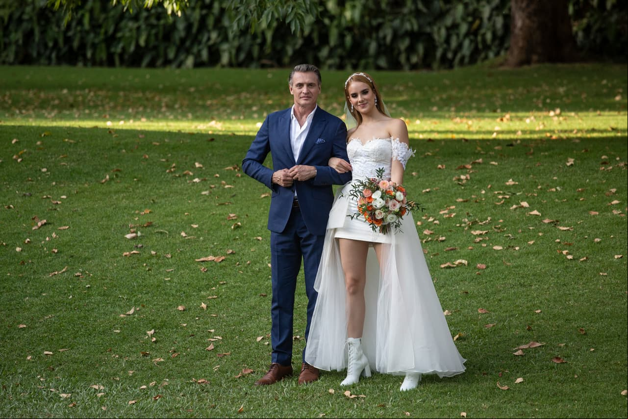 ¡Llegó el día de la boda de Katya con Diego! Tyler, el padrino del enlace matrimonial, posa feliz con la hermosa novia.